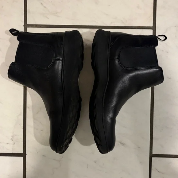 Vionic Chelsea Boots - Picture 3 of 5